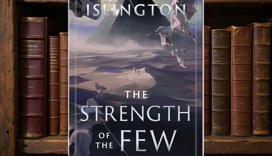 Buchcover von The Strength of the Few: eine endlose Wüstenlandschaft mit pyramidenförmigem Monolith im Hintergrund, über dem zerschlissene Banner und schwebende Gestalten treiben. Im Vordergrund kleine Figuren auf dem Weg durch Sand und Licht. Titel in silbernen Lettern, darüber der Name „James Islington“. Episches, ägyptisch anmutendes Cover mit kosmischem Flair.