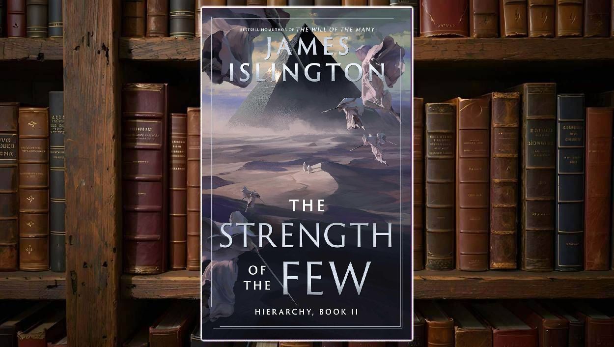Buchcover von The Strength of the Few: eine endlose Wüstenlandschaft mit pyramidenförmigem Monolith im Hintergrund, über dem zerschlissene Banner und schwebende Gestalten treiben. Im Vordergrund kleine Figuren auf dem Weg durch Sand und Licht. Titel in silbernen Lettern, darüber der Name „James Islington“. Episches, ägyptisch anmutendes Cover mit kosmischem Flair.