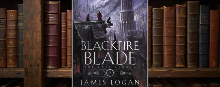 Buchcover von The Blackfire Blade: dunkle, neblige Stadt unter violettem Himmel, zwei Gestalten stehen auf einem Dach über den Türmen von Korslakov. Im Hintergrund Berge und ein leuchtender Turm mit magischem Licht. Der Titel in silbernen Lettern, darunter „The Last Legacy 2“. Episches Dark-Fantasy-Design mit Heist-Atmosphäre.