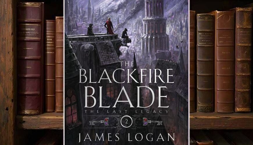 Buchcover von The Blackfire Blade: dunkle, neblige Stadt unter violettem Himmel, zwei Gestalten stehen auf einem Dach über den Türmen von Korslakov. Im Hintergrund Berge und ein leuchtender Turm mit magischem Licht. Der Titel in silbernen Lettern, darunter „The Last Legacy 2“. Episches Dark-Fantasy-Design mit Heist-Atmosphäre.