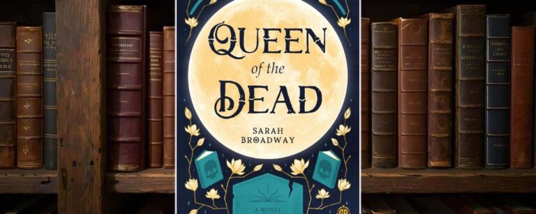 Cover von Queen of the Dead: großer gelber Vollmond vor dunkelblauem Hintergrund, darum stilisierte Blumen und zwei türkisfarbene Bücher mit Totenkopf, unten ein türkisfarbener Grabstein mit Riss.