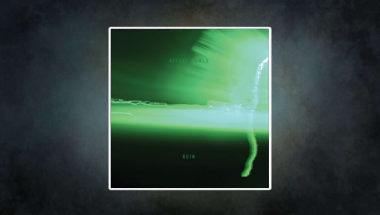 Ritual Howls Ruin Albumcover mit abstraktem neongrünem Lichtstreifen auf dunklem Hintergrund und unscharfer vertikaler Spur rechts unten, Albumtitel Ruin dezent in Grün