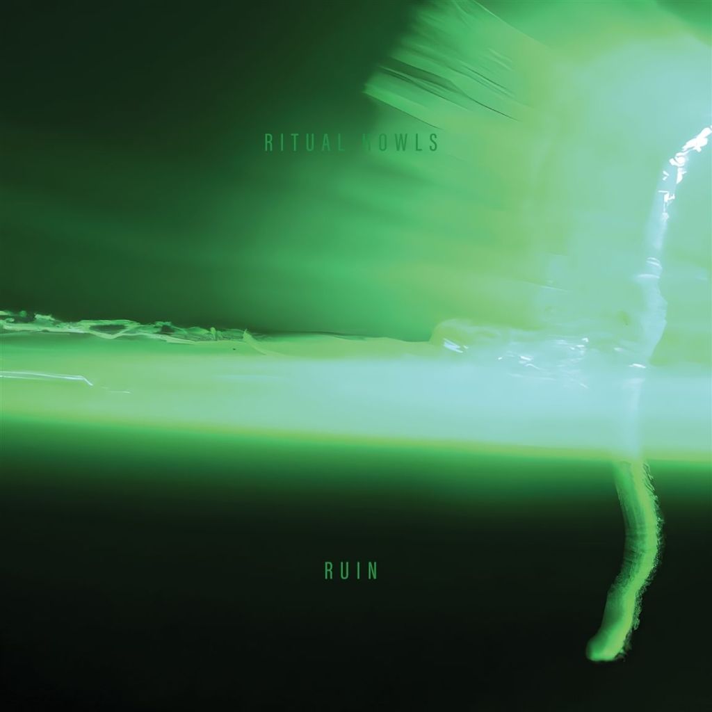 Ritual Howls Ruin Albumcover mit abstraktem neongrünem Lichtstreifen auf dunklem Hintergrund und unscharfer vertikaler Spur rechts unten, Albumtitel Ruin dezent in Grün