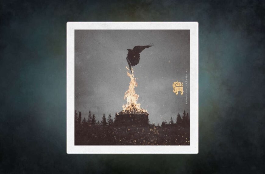 Sun Of The Dying A Throne Of Ashes Albumcover mit brennender Hütte in dunkler Waldlandschaft, Feuer steigt senkrecht in den Himmel und formt einen schwarzen Raben, grauer Hintergrund, gelbes Bandlogo rechts