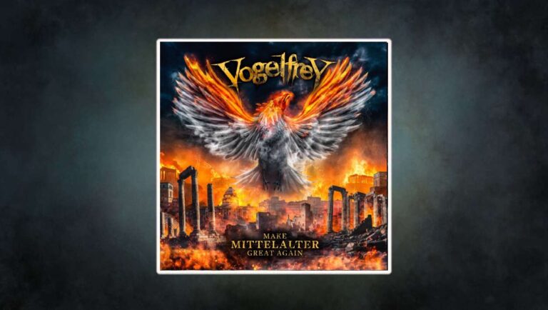 Albumcover Vogelfrey – Make Mittelalter Great Again: ein brennender Phönix erhebt sich über den Ruinen einer antiken Stadt, im Hintergrund Flammen und Rauch – Symbol für Erneuerung und Umbruch im Mittelalter-Rock-Gewand.