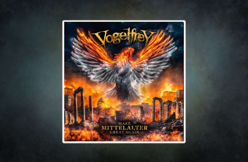 Albumcover Vogelfrey – Make Mittelalter Great Again: ein brennender Phönix erhebt sich über den Ruinen einer antiken Stadt, im Hintergrund Flammen und Rauch – Symbol für Erneuerung und Umbruch im Mittelalter-Rock-Gewand.