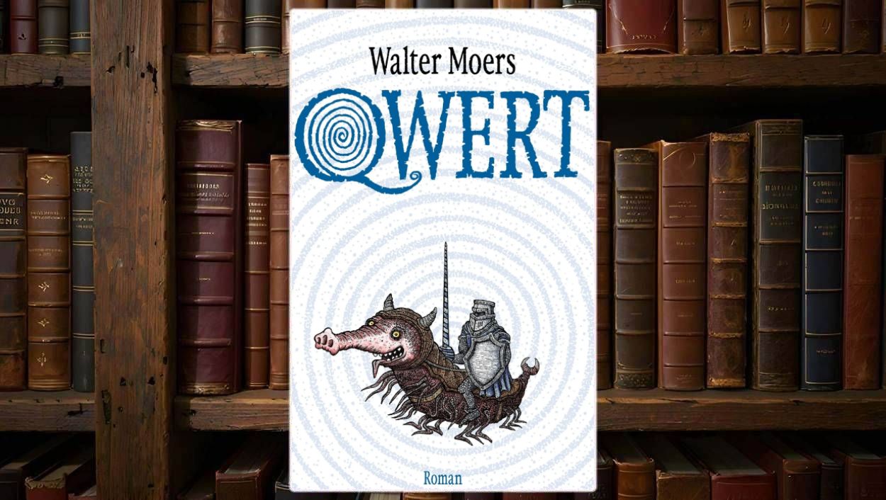 Buchcover von Qwert: ein Ritter in silberner Rüstung reitet auf einem skurrilen, wurmartigen Fabelwesen mit Schweinskopf. Über ihnen prangt der blaue Schriftzug „Qwert“ mit spiralförmigem Ornament im Buchstaben Q. Weißer Hintergrund mit blauen Kreisspiralen – typischer Walter-Moers-Stil zwischen Humor und Abgrund.