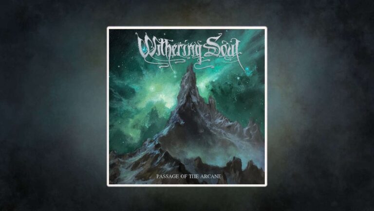 Albumcover Withering Soul – Passage of the Arcane: Gemälde eines schroffen Berggipfels unter grünlich leuchtendem Sternennebel, kosmische Farbverläufe in Türkis und Schwarz, atmosphärisch und mystisch.
