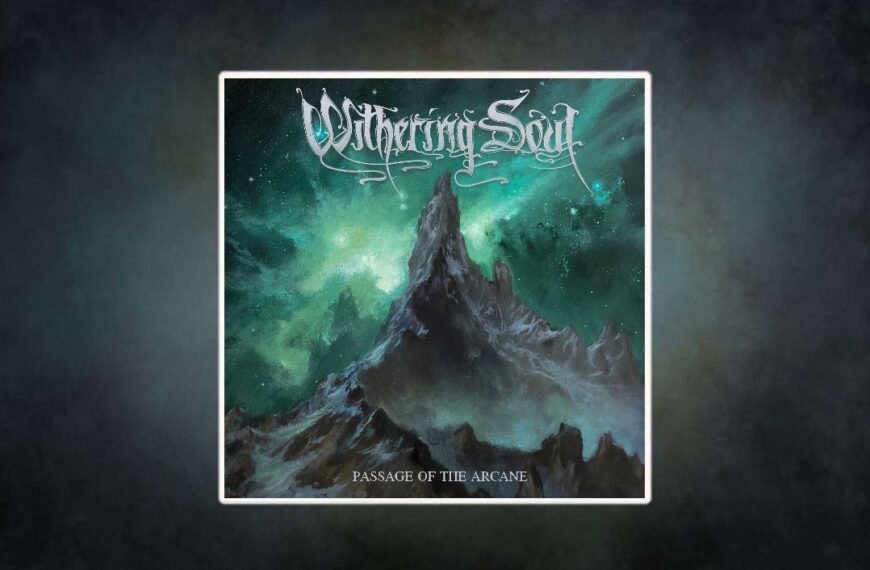 Albumcover Withering Soul – Passage of the Arcane: Gemälde eines schroffen Berggipfels unter grünlich leuchtendem Sternennebel, kosmische Farbverläufe in Türkis und Schwarz, atmosphärisch und mystisch.