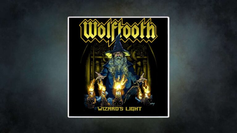 Wolftooth Wizards Light Albumcover mit gezeichnetem Zauberer in blauem Mantel und spitzem Hut vor goldener Kulisse, vier brennende Totenschädel-Kerzen und schwarzem Raben im Vordergrund, gelbes Wolftooth-Logo oben