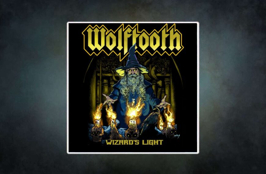 Wolftooth Wizards Light Albumcover mit gezeichnetem Zauberer in blauem Mantel und spitzem Hut vor goldener Kulisse, vier brennende Totenschädel-Kerzen und schwarzem Raben im Vordergrund, gelbes Wolftooth-Logo oben