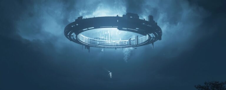 Ein hell leuchtendes Objekt schwebt über einer nebligen Landschaft im sächsischen Vogtland, während Einsatzkräfte mit Taschenlampen zum Himmel blicken.