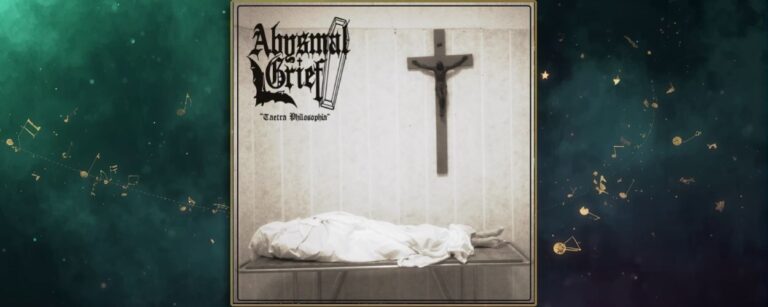 Albumcover Abysmal Grief Taetra Philosophia: karger, heller Raum mit Kreuz an der Wand, darunter eine Bahre mit weiß zugedeckter Leiche; links oben schwarzes Bandlogo und Albumtitel.