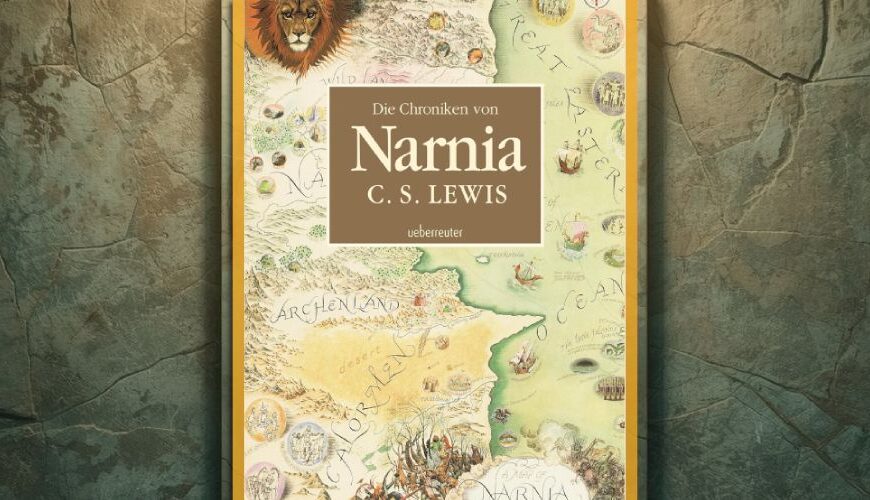 Cover der Ueberreuter Gesamtausgabe von Die Chroniken von Narnia von C. S. Lewis, mit gezeichneter Karte Narnias, Löwenkopf in der Ecke und dekorativem Rahmen wie ein gerahmtes Bild an einer steinernen Wand.