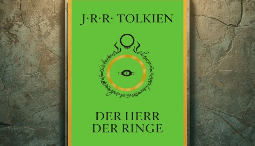 Grünes Klett-Cotta-Cover von J. R. R. Tolkiens „Der Herr der Ringe“ mit Ring-Emblem und elbischer Schrift, eingerahmt von einer steinernen, tempelartigen Fantasywand.