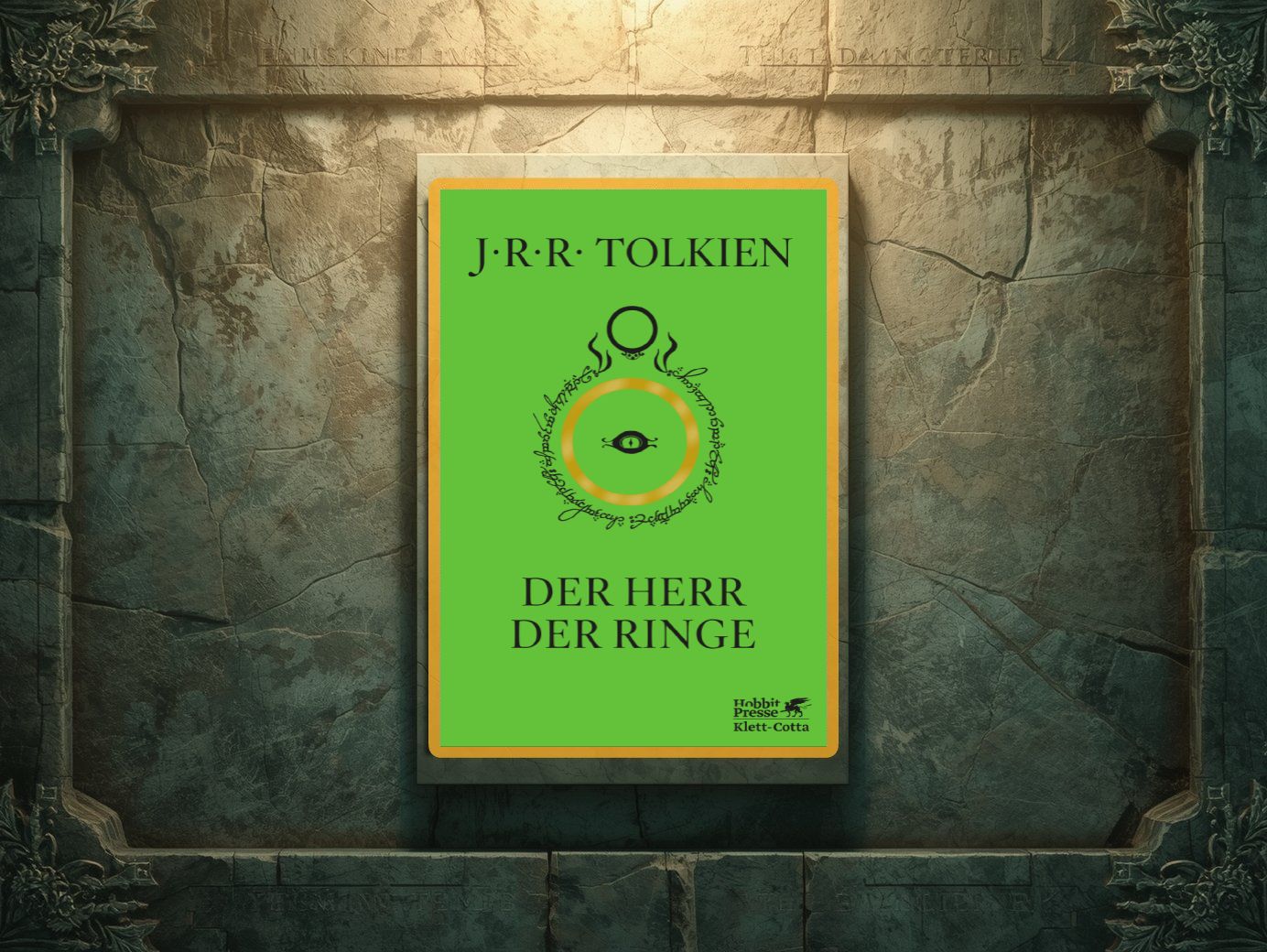 Grünes Klett-Cotta-Cover von J. R. R. Tolkiens „Der Herr der Ringe“ mit Ring-Emblem und elbischer Schrift, eingerahmt von einer steinernen, tempelartigen Fantasywand.