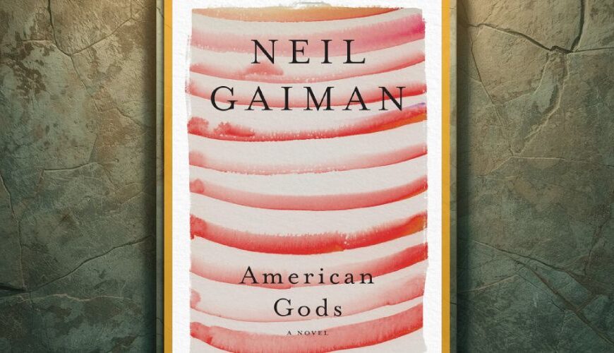 Buchcover von Neil Gaimans „American Gods“ mit abstrakten roten Pinselstreifen auf weißem Hintergrund, zentriert vor einer steinernen, tempelartigen Fantasywand präsentiert.