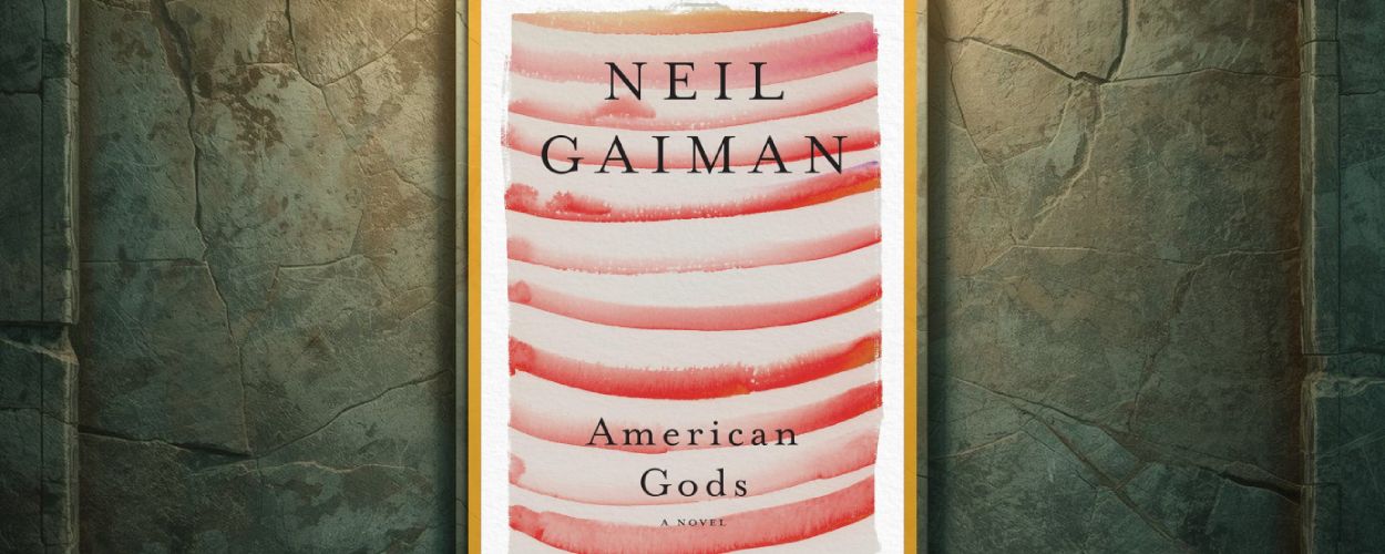 Buchcover von Neil Gaimans „American Gods“ mit abstrakten roten Pinselstreifen auf weißem Hintergrund, zentriert vor einer steinernen, tempelartigen Fantasywand präsentiert.