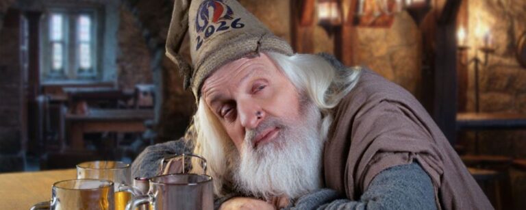 Fantasy-Meme: Ein müder Zauberer mit weißem Bart liegt in einer Taverne am Tisch neben mehreren Bierkrügen; oben steht „EIN JAHR VOLLER QUATSCH-QUESTS ÜBERLEBT.“, unten „SPEICHERN. SCHLAFEN. NEU LADEN.“, dazu der Schriftzug „fantasykosmos.de“.