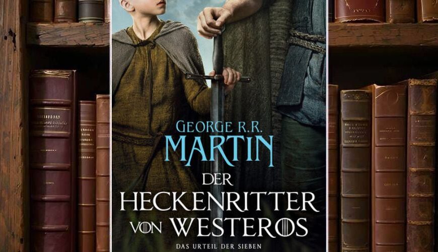 Cover von Der Heckenritter von Westeros – Das Urteil der Sieben von George R.R. Martin vor einem Regal mit alten Ledereinbänden: links im Bild steht ein Junge in brauner Tunika und grauem Umhang, der eine Schwertklinge umfasst, rechts daneben sieht man nur den Unterkörper und Arm eines großgewachsenen Ritters, der die Hand des Jungen führt. Dahinter ein bläulich-nebliger Himmel. Im unteren Teil des Covers stehen Titel und Hinweis „Das Buch zur HBO Original Serie A Knight of the Seven Kingdoms“ in großen weißen Buchstaben, dazu das GoT-Symbol in den O-Buchstaben.
