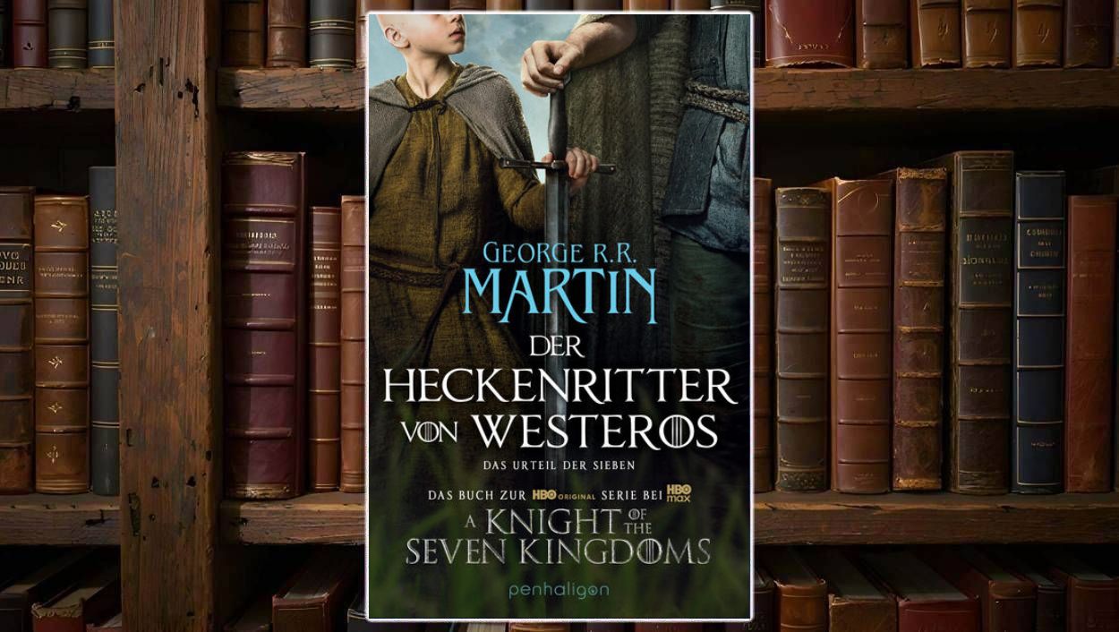 Cover von Der Heckenritter von Westeros – Das Urteil der Sieben von George R.R. Martin vor einem Regal mit alten Ledereinbänden: links im Bild steht ein Junge in brauner Tunika und grauem Umhang, der eine Schwertklinge umfasst, rechts daneben sieht man nur den Unterkörper und Arm eines großgewachsenen Ritters, der die Hand des Jungen führt. Dahinter ein bläulich-nebliger Himmel. Im unteren Teil des Covers stehen Titel und Hinweis „Das Buch zur HBO Original Serie A Knight of the Seven Kingdoms“ in großen weißen Buchstaben, dazu das GoT-Symbol in den O-Buchstaben.