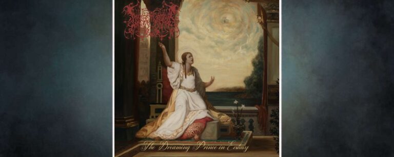 Albumcover Lamp Of Murmuur – The Dreaming Prince in Ecstasy: gemäldeartige Szene in warmen Farben, ein in weißes, golden verziertes Gewand gehüllter Prinz sitzt auf einem Podest vor offenem Säulenportal, die Hände zum Himmel erhoben. Über dem Meer am Horizont rotiert ein wirbelnder, wolkiger Lichtkreis mit Auge in der Mitte. Drumherum dunkle Vorhänge, Ornamente und eine rote, schwer lesbare Bandlogo-Grafik oben links.