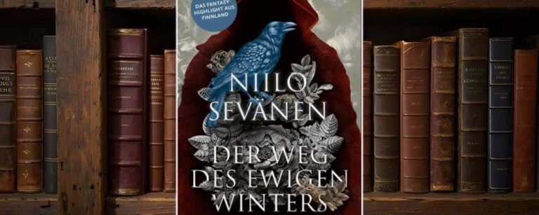 Cover von „Der Weg des ewigen Winters“: eine in einen roten Umhang gehüllte Gestalt mit schwarzer, ornamentaler Brustpartie, darauf ein blauer Rabe und silberne Blätter, im Hintergrund graue Winterwolken und der Titel in großen weißen Lettern.