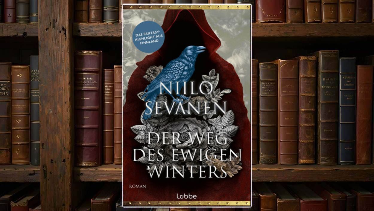 Cover von „Der Weg des ewigen Winters“: eine in einen roten Umhang gehüllte Gestalt mit schwarzer, ornamentaler Brustpartie, darauf ein blauer Rabe und silberne Blätter, im Hintergrund graue Winterwolken und der Titel in großen weißen Lettern.