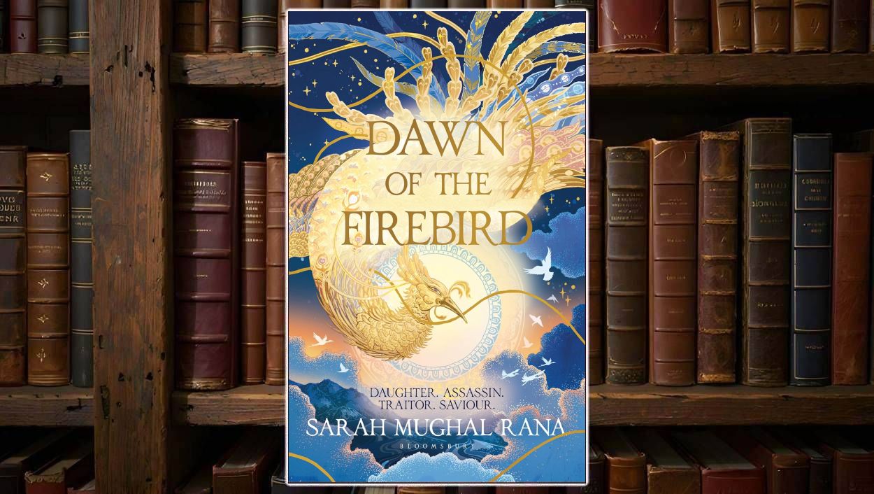 Cover des Fantasyromans »Dawn of the Firebird« von Sarah Mughal Rana: ein goldener, phönixähnlicher Vogel erhebt sich vor Nachthimmel, Wolken und weißen Vögeln, der Titel »DAWN OF THE FIREBIRD« und die Zeile »DAUGHTER. ASSASSIN. TRAITOR. SAVIOUR.« stehen in goldener Schrift, eingerahmt von alten Buchrücken im Hintergrund.