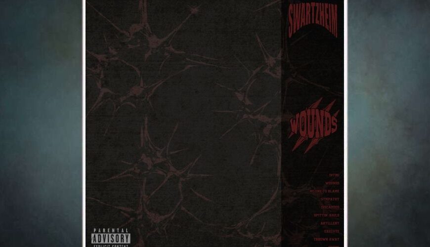 Albumcover Swartzheim – Wounds: dunkles, fast schwarzes Artwork mit dezent rötlich-braunen neuron- oder dornenartigen Strukturen über die Fläche verteilt. Rechts befindet sich ein schmaler Streifen mit rotem Bandlogo „Swartzheim“ oben und dem zackigen Albumtitel „Wounds“ in Krallenoptik darunter. Unter dem Titel steht die Trackliste in kleiner roter Schrift. Unten links prangt ein „Parental Advisory – Explicit Content“ Hinweis.