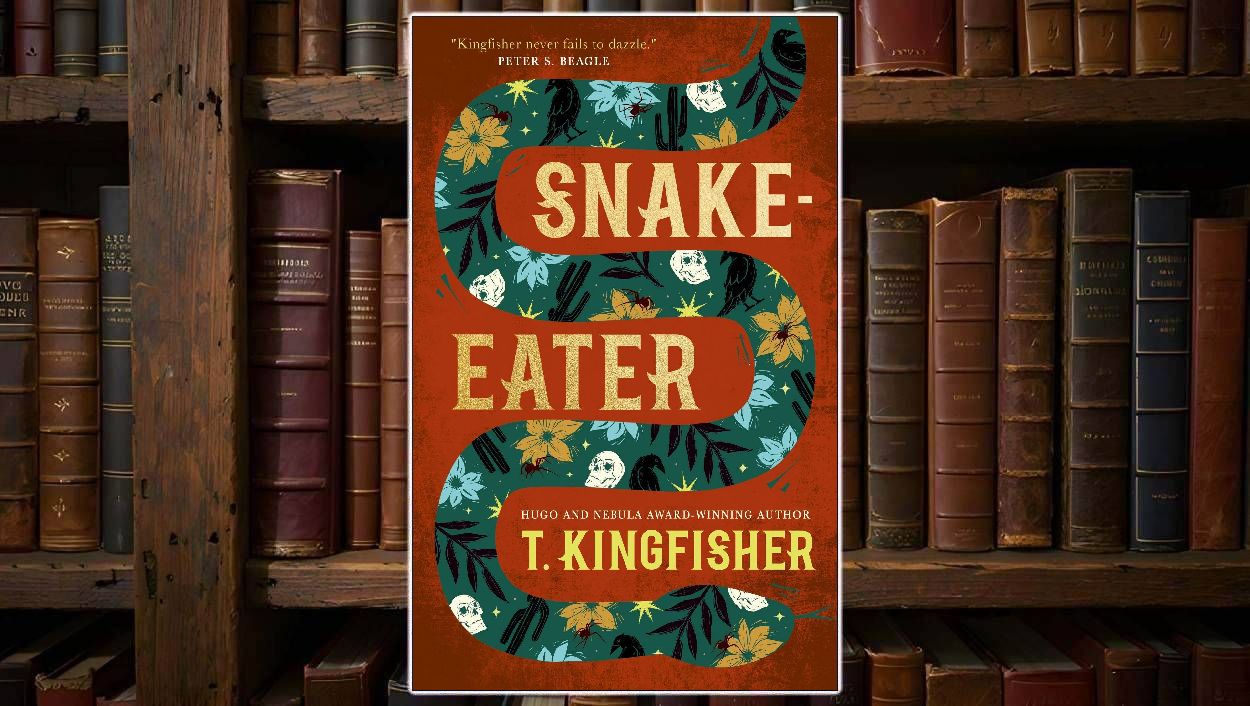 Cover von Snake-Eater von T. Kingfisher vor einem alten Bücherregal: auf orangefarbenem Hintergrund windet sich eine grün gemusterte Schlange mit Blumen und Totenköpfen, darin der Titel Snake-Eater und der Autorenname T. Kingfisher.