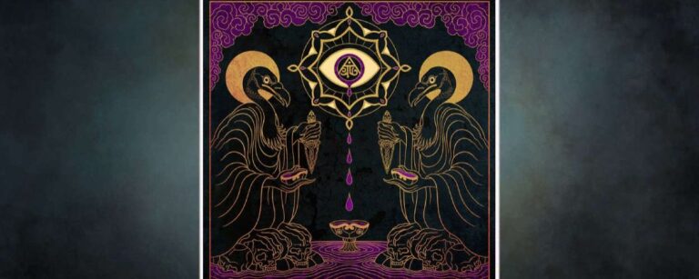 Albumcover Wolvennest – Procession: stilisierte, tibetisch anmutende Illustration in Schwarz, Gold und Violett. Links und rechts sitzen zwei geierköpfige Figuren mit Heiligenschein auf Haufen aus Schädeln, in den Händen rituelle Dolche und fleischige Opferstücke. In der Mitte schwebt ein mandalaartiges Symbol mit großem Auge, aus dem violette Tropfen nach unten in eine reich verzierte Schale fallen. Oben ziehen violette Wolkenornamente über den Rand, alles ist in feine Goldlinien gefasst.