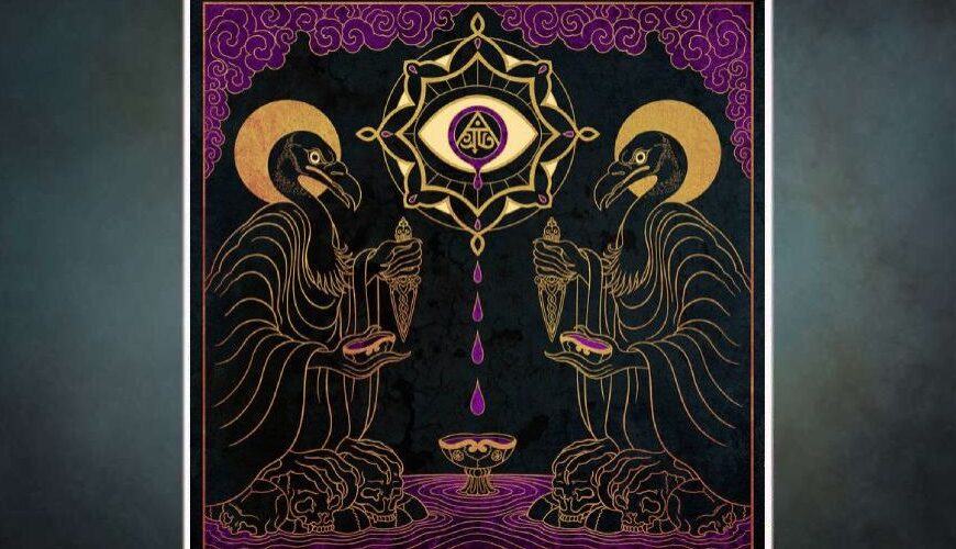 Albumcover Wolvennest – Procession: stilisierte, tibetisch anmutende Illustration in Schwarz, Gold und Violett. Links und rechts sitzen zwei geierköpfige Figuren mit Heiligenschein auf Haufen aus Schädeln, in den Händen rituelle Dolche und fleischige Opferstücke. In der Mitte schwebt ein mandalaartiges Symbol mit großem Auge, aus dem violette Tropfen nach unten in eine reich verzierte Schale fallen. Oben ziehen violette Wolkenornamente über den Rand, alles ist in feine Goldlinien gefasst.