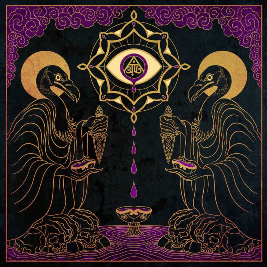 Albumcover Wolvennest – Procession: stilisierte, tibetisch anmutende Illustration in Schwarz, Gold und Violett. Links und rechts sitzen zwei geierköpfige Figuren mit Heiligenschein auf Haufen aus Schädeln, in den Händen rituelle Dolche und fleischige Opferstücke. In der Mitte schwebt ein mandalaartiges Symbol mit großem Auge, aus dem violette Tropfen nach unten in eine reich verzierte Schale fallen. Oben ziehen violette Wolkenornamente über den Rand, alles ist in feine Goldlinien gefasst.