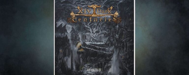 Albumcover XIV Dark Centuries – Aus uralter Zeit: düstere, gemalte Landschaft in Grautönen mit einem gewaltigen hellen Baum im Zentrum, der auf terrassenartigen Felsstufen in einer Schlucht steht. Um den Baum herum ragen verfallene Ruinen und Felswände auf, aus Spalten stürzen Nebel und Wasserfälle in die Tiefe, einzelne gelbe Lichtpunkte glimmen in der Dunkelheit. Oben prangt das goldbraune Bandlogo im Stil eines verzierten Schwertes, unten steht der Albumtitel „Aus uralter Zeit“ in weißer Schrift.
