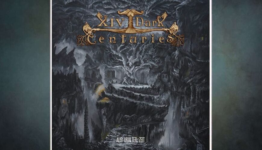 Albumcover XIV Dark Centuries – Aus uralter Zeit: düstere, gemalte Landschaft in Grautönen mit einem gewaltigen hellen Baum im Zentrum, der auf terrassenartigen Felsstufen in einer Schlucht steht. Um den Baum herum ragen verfallene Ruinen und Felswände auf, aus Spalten stürzen Nebel und Wasserfälle in die Tiefe, einzelne gelbe Lichtpunkte glimmen in der Dunkelheit. Oben prangt das goldbraune Bandlogo im Stil eines verzierten Schwertes, unten steht der Albumtitel „Aus uralter Zeit“ in weißer Schrift.
