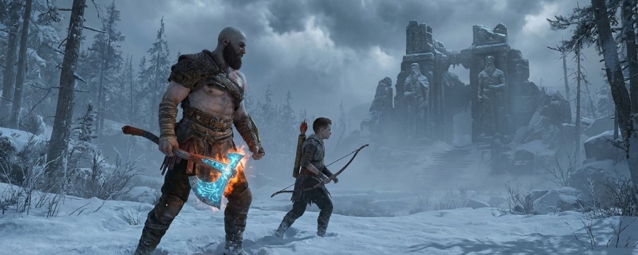 Ein bärtiger Krieger mit Fellrüstung und leuchtender Axt wandert mit einem Jungen durch einen verschneiten nordischen Wald, im Hintergrund ragen Ruinen und steinerne Götterstatuen auf.