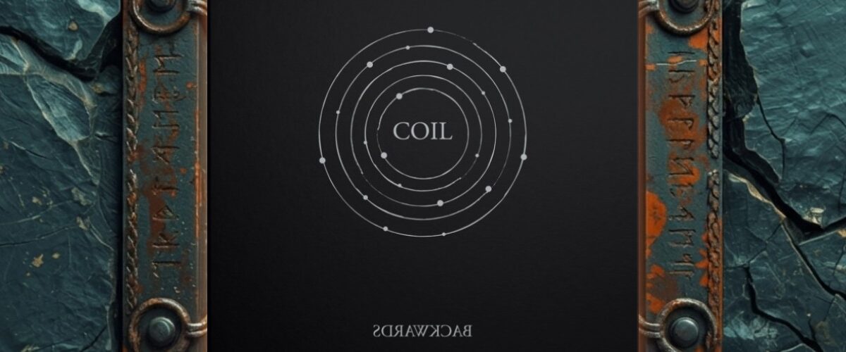 Quadratisches, minimalistisch gestaltetes Coil-Backwards-Cover in einem verrosteten Metallrahmen vor rissigem, dunkelblauem Stein: auf schwarzem Hintergrund mehrere feine weiße Kreise mit Punkten wie Planetenbahnen und dem Schriftzug „COIL“ in der Mitte; am unteren Rand steht der Titel „BACKWARDS“ gespiegelt.