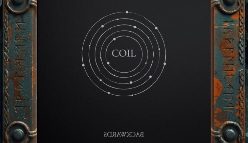 Quadratisches, minimalistisch gestaltetes Coil-Backwards-Cover in einem verrosteten Metallrahmen vor rissigem, dunkelblauem Stein: auf schwarzem Hintergrund mehrere feine weiße Kreise mit Punkten wie Planetenbahnen und dem Schriftzug „COIL“ in der Mitte; am unteren Rand steht der Titel „BACKWARDS“ gespiegelt.