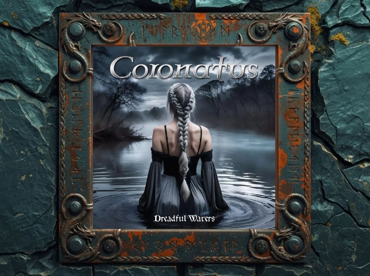 Vic Rattlehead im weißen Anzug, halb in Flammen, im rostigen runenverzierten Metallrahmen vor grünlich aufgebrochener Steinwand – Megadeth „Megadeth“ (2026).