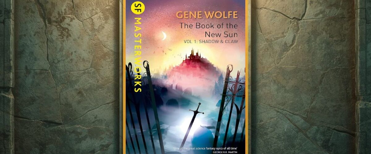 Englisches SF-Masterworks-Cover von Gene Wolfes „The Book of the New Sun – Vol. 1: Shadow & Claw“ mit nebliger, futuristisch wirkender Landschaft, mehreren in den Boden gerammten Schwertern im Vordergrund und einer roten Festungsstadt auf einem Hügel im Dämmerlicht, eingerahmt von einer steinernen Fantasywand.