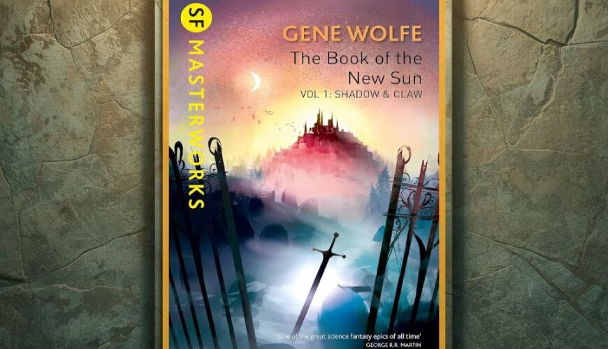 Englisches SF-Masterworks-Cover von Gene Wolfes „The Book of the New Sun – Vol. 1: Shadow & Claw“ mit nebliger, futuristisch wirkender Landschaft, mehreren in den Boden gerammten Schwertern im Vordergrund und einer roten Festungsstadt auf einem Hügel im Dämmerlicht, eingerahmt von einer steinernen Fantasywand.