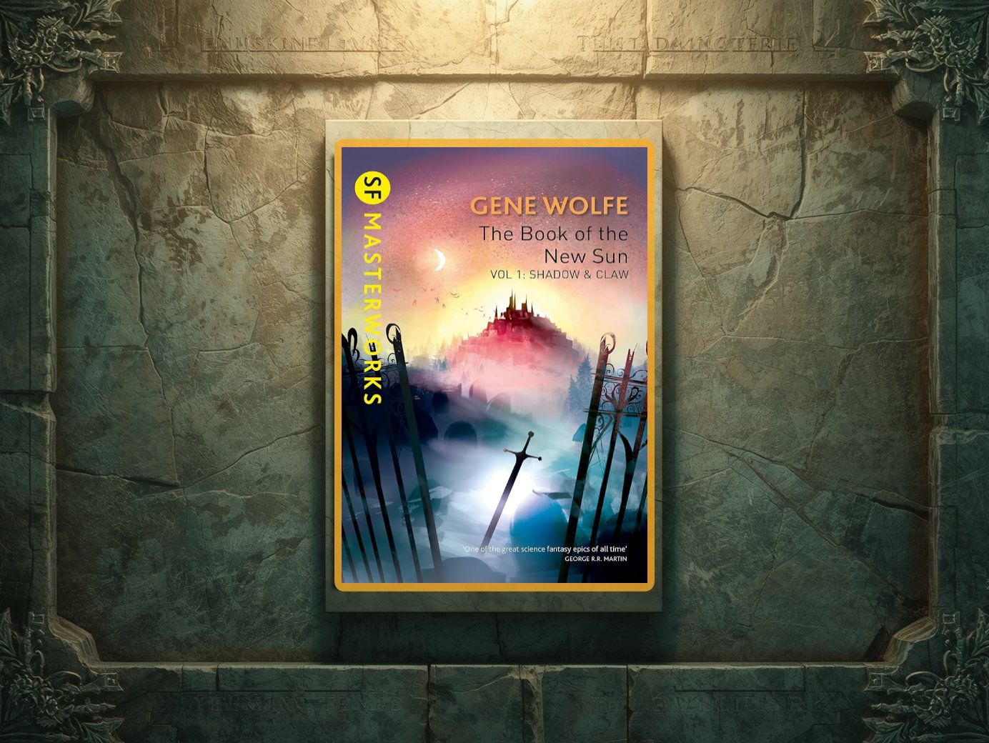 Englisches SF-Masterworks-Cover von Gene Wolfes „The Book of the New Sun – Vol. 1: Shadow & Claw“ mit nebliger, futuristisch wirkender Landschaft, mehreren in den Boden gerammten Schwertern im Vordergrund und einer roten Festungsstadt auf einem Hügel im Dämmerlicht, eingerahmt von einer steinernen Fantasywand.