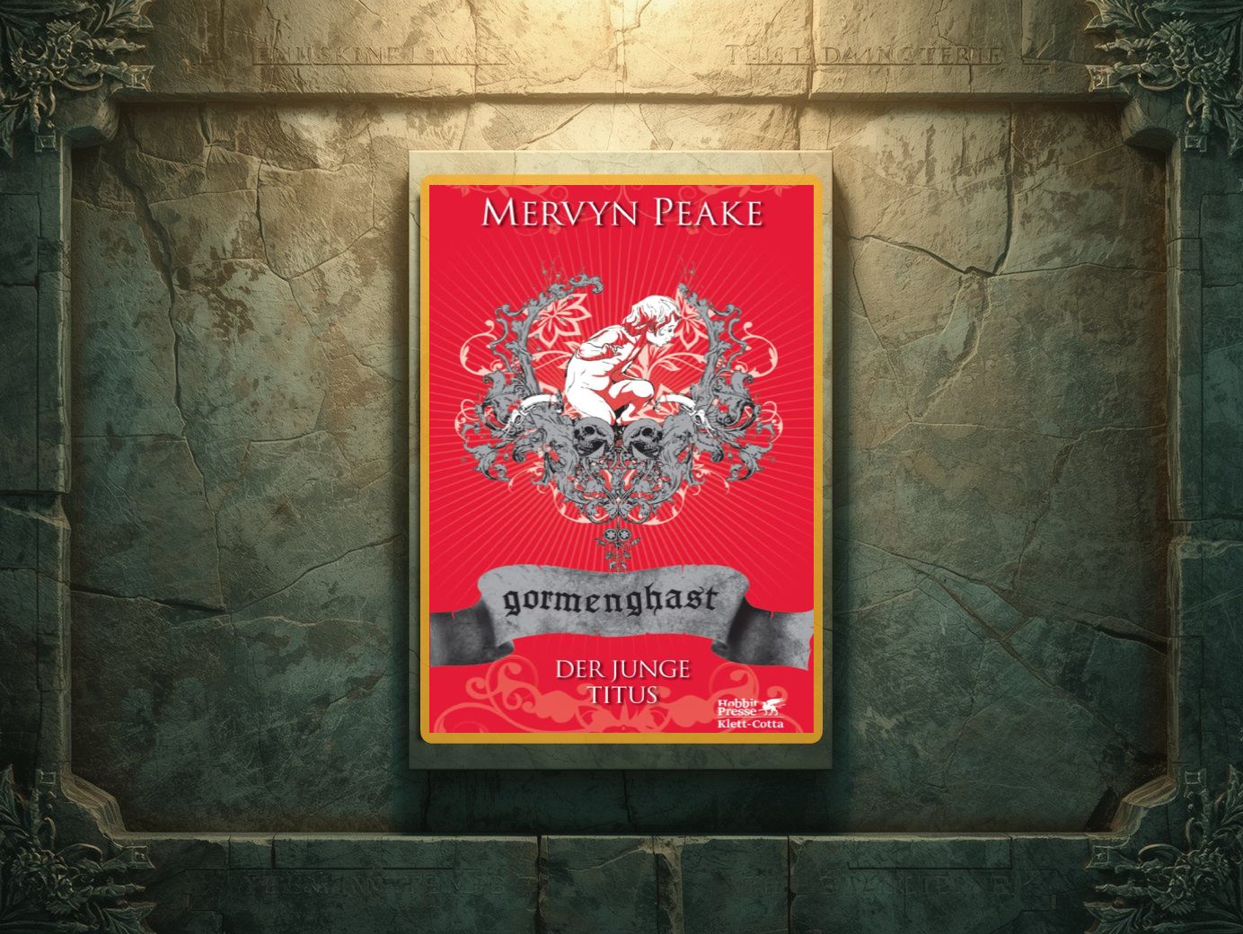 Rotes Cover von Mervyn Peakes „Gormenghast – Der junge Titus“ (Hobbit Presse Klett-Cotta), mit weißem Autorenname oben, barock-verschnörkeltem Wappen aus Schädeln, Ranken und Figur in der Mitte sowie grauem Banner mit dem Schriftzug „gormenghast“ vor einer steinernen Fantasywand.