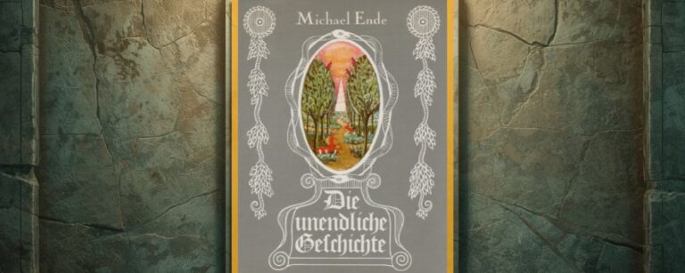 Graues Original-Cover von Michael Endes „Die unendliche Geschichte“ im Thienemann-Verlag, mit ornamentalen weißen Ranken und einem ovalen Farbbild in der Mitte, das eine phantastische Gartenlandschaft zeigt, präsentiert vor einer steinernen Fantasywand.