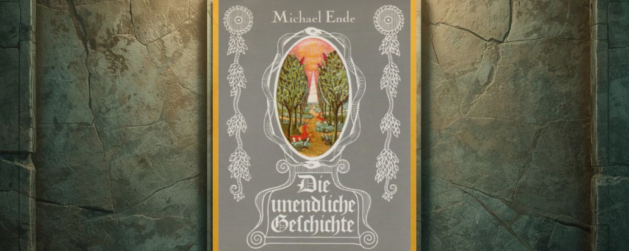 Graues Original-Cover von Michael Endes „Die unendliche Geschichte“ im Thienemann-Verlag, mit ornamentalen weißen Ranken und einem ovalen Farbbild in der Mitte, das eine phantastische Gartenlandschaft zeigt, präsentiert vor einer steinernen Fantasywand.