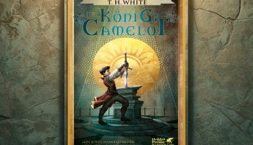 Cover der Hobbit-Presse-Ausgabe von T. H. Whites „Der König auf Camelot“: Vor einer großen goldenen Sonnenscheibe zieht ein junger Artus in Seitenansicht ein Schwert aus einem Steinpodest, darüber der Schriftzug „Der König auf Camelot“, unten der Hinweis „Hobbit Presse Paperback“.
