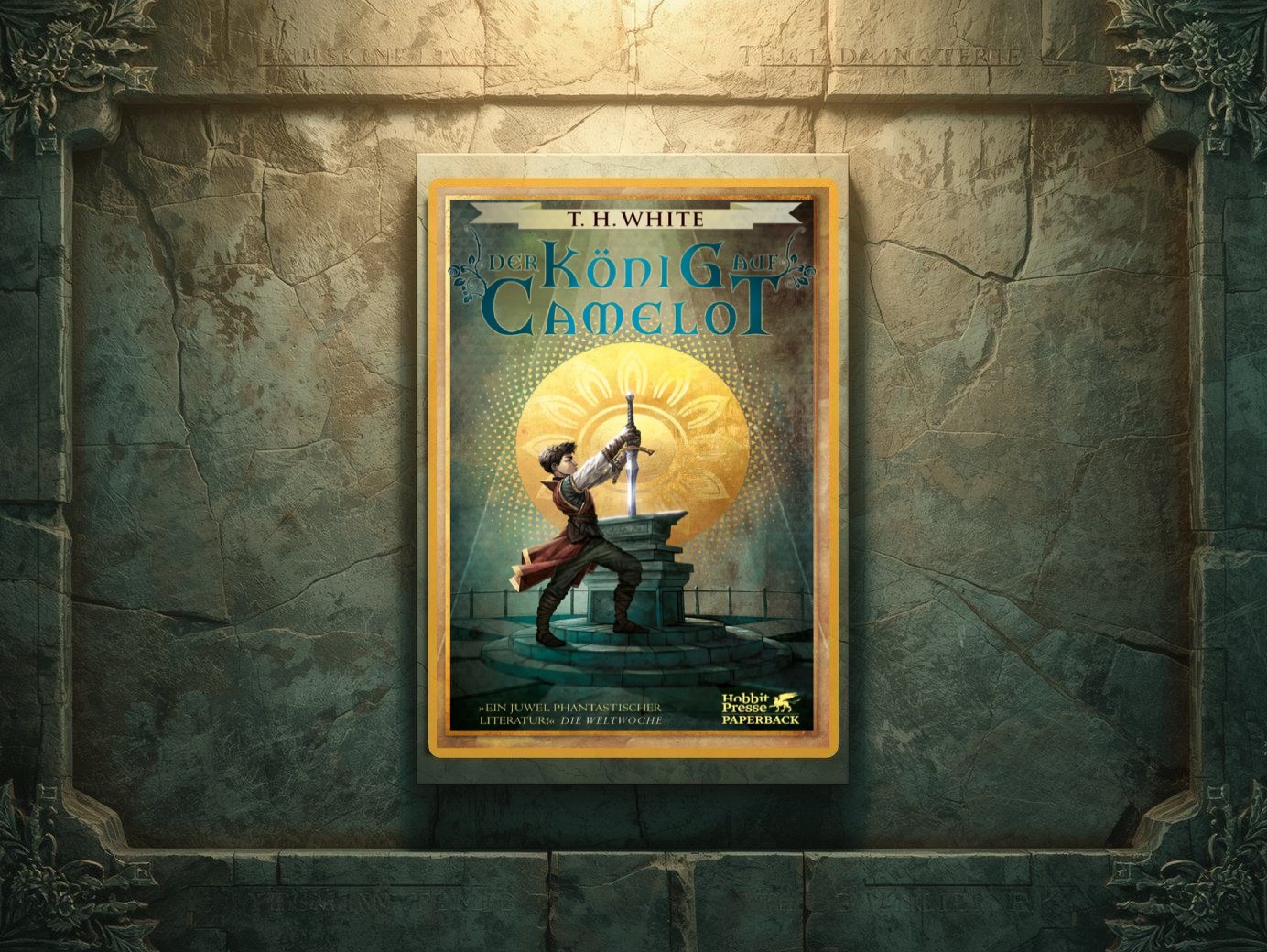 Cover der Hobbit-Presse-Ausgabe von T. H. Whites „Der König auf Camelot“: Vor einer großen goldenen Sonnenscheibe zieht ein junger Artus in Seitenansicht ein Schwert aus einem Steinpodest, darüber der Schriftzug „Der König auf Camelot“, unten der Hinweis „Hobbit Presse Paperback“.