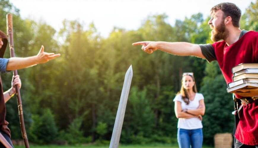 Drei LARP-Spieler auf einer Wiese: einer liegt „tot“ am Boden, zwei diskutieren gestikulierend, einer trägt einen Stapel Regelbücher; oben steht „LIVE RPG EINFACH ERKLÄRT …“.