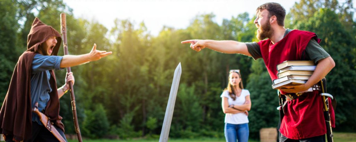 Drei LARP-Spieler auf einer Wiese: einer liegt „tot“ am Boden, zwei diskutieren gestikulierend, einer trägt einen Stapel Regelbücher; oben steht „LIVE RPG EINFACH ERKLÄRT …“.